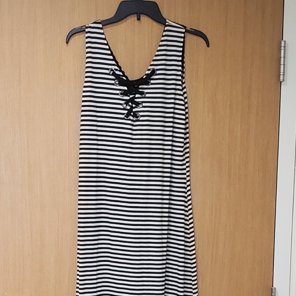 Lily & Lola, sleeveless, tie up criss cross neck, stripe maxi dress, large